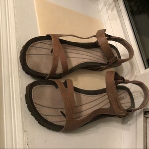 Very comfortable women’s sandals size 10